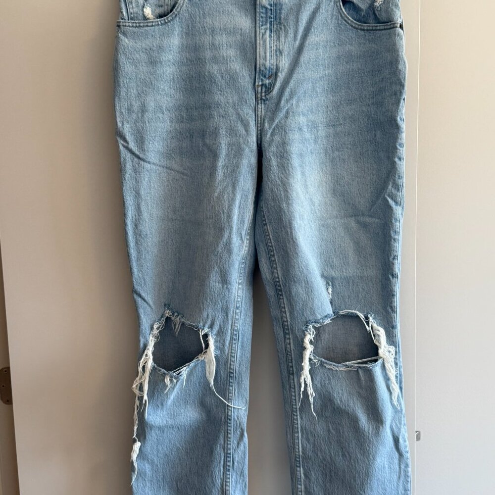 Abercrombie Ultra High Rise 90s Straight Jeans (Light Wash with Ripped Knees)